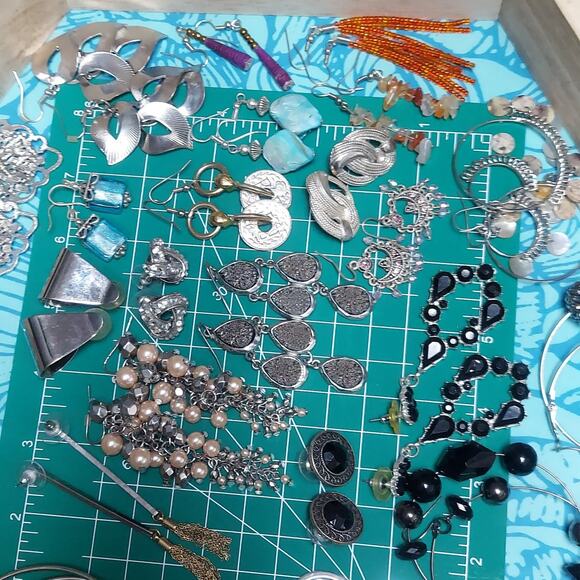 Curated Bundle Lot of 30 Pairs of Vintage to Present Silver Tone Earrings #1 - Picture 3 of 4